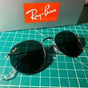 Ray-Ban Round Metal Sunglasses (Silver)